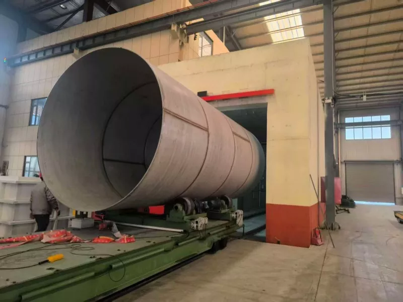 Wat maakt roestvrijstalen gelaste buizen met extra grote diameter essentieel voor moderne industriële systemen?